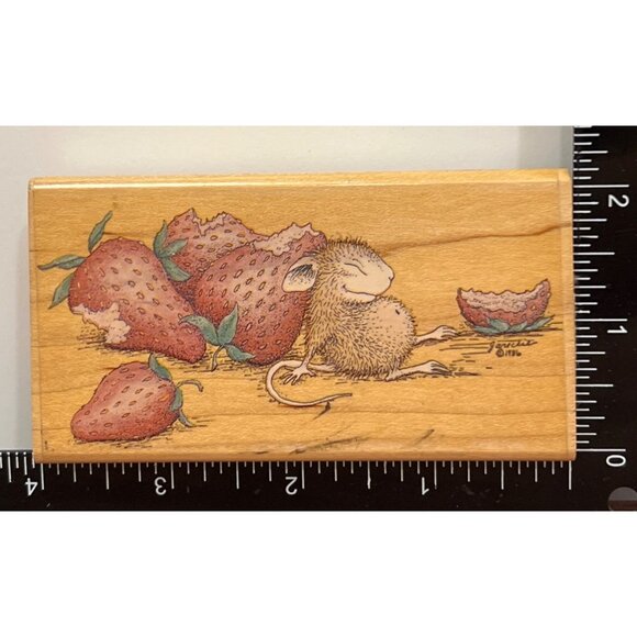 1986 HOUSE MOUSE HMIR1002 SLEEPING WITH STRAWBERRIES WOOD MOUNTED RUBBER STAMP - Picture 2 of 6